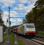 Die an die 1435 railway operations GmbH & Co. KG (Erfurt) vermietete 185 581-6 (91 80 6185 581-6 D-AKIEM) der Akiem S.A.S. mit Sitz in Saint-Ouen bei Paris, fährt am 18 Oktober 2025 mit einem kurzen gem. Güterzug (6 Wagen) durch Scheuerfeld/Sieg in Richtung Köln. 

Die TRAXX F140 AC2 wurde 2007 von Bombardier in Kassel unter der Fabriknummer 34163 gebaut und an die CBRail S.à r.l. (Luxembourg) geliefert. Lange war sie an die Crossrail AG vermietet und fuhr für diese als 91 80 6185 581-6 D-XRAIL  Celine Alia . Zum 04.01.2013 wurde aus CBRail die Macquarie European Rail Ltd, zum 23.04.2020 übernahm dann die Akiem das Leasinggeschäft der Macquarie und somit auch die Schienenfahrzeuge.

Die Lok hat die Zulassungen für Deutschland, Österreich und die Schweiz (DACH), sie hat auch vier Stromabnehmer. 