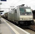 akim 6 186 264-8 mit Kesselwagenganzzug fährt durch Roßlau am 15.05.2017.