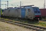 Lok 186 285-3, von Railpool, hängt abgebügelt an einer weiteren Look. Verona 09.05.2025