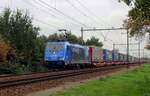 Mit ein voller Rzepin-Shuttle KLV dönnert am 14 Oktober 2020 LTE 186 942 durch Wijchen.