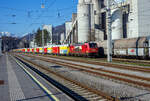 Die an die Stern & Hafferl Verkehrsgesellschaft m.b.H. (StH) vermiete 187 333-0 „Barbara“ (91 80 6187 333-0 D-Rpool, ex 91 81 1187 333-0 A-STH) der Railpool GmbH (München) kommt am 03 April 2025 im Dieselbetrieb, mit einem Kalkstein beladenen RockTainer SAND-Zug, vom Kalksteinbruch in Ebensee kommend beim Bahnhof Gmunden bzw. beim Zementwerk Hatschek der Rohrdorfer Zement GmbH in Gmunden an.

Die Bombardier TRAXX F140 AC3 LM wurde 2018 von der Bombardier Transportation GmbH in Kassel unter der Fabriknummer 35513 gebaut und an die Stern & Hafferl Verkehrsgesellschaft m.b.H. (Gmunden) geliefert. Die Lok wurde 2023 an Railpool verkauft und STH hat sie seitdem nur noch gemietet. Sie hat die Zulassungen für Deutschland (D) und Österreich (A), für H/RO sind durchgestrichen. Fragwürdig ist die angeschriebene UIC-Nummer …D-Rpool, da es nicht mit den Nummern übereinstimmt.  

Der Zug bestand aus 2 x 4-achsigen Flachwagen in Sonderbauart (Doppelwagen) bzw. 8-achsig Containertragwagen, der Gattung Sggrrs 80 ft, der österreichischen INNOFREIGHT bzw, Rail Cargo Austria. Die achtachsigen Wageneinheiten (80ft Sggrrs IW) sind für den Transport von Ladegut mit Ladegestellen geeignet, hier in der Variante J - RockTainer SAND mit einer ISO-Länge von 40‘. Mit einer maximalen Zuladung von 134,4 Tonnen pro Doppelwagen können große Mengen problemlos transportiert werden. Das ist mit herkömmlichen Containern oder auf LKWs unvorstellbar. Die Entladung erfolgt in einen Tiefbunker.

Die Rohrdorfer Unternehmensgruppe nutzt für die Lieferung von Kalkstein vom Steinbruch Ebensee in das Zementwerk Gmunden die neuen RockTainer SAND-Tragwagen der österreichischen ÖBB Rail Cargo Group (RCG), dem führenden Bahnlogistiker in Europa. Die Spezialtransportwaggons wurden von der RCG in Zusammenarbeit mit der Rohrdorfer Unternehmensgruppe und Innofreight, ein österreichisches Gütertransport- und Logistikunternehmen, entwickelt, um mehr Ladung mit weniger Fahrten transportieren zu können. Seit Mai 2023 werden die 20 neuen, sogenannten InnoWaggons mit 40 RockTainer SAND-Containern auf der ca. 15 km langen Strecke Ebensee–Gmunden (Teilstück der „Salzkammergutbahn“ (ÖBB 170) Bahnstrecke Stainach-Irdning über Attnang-Puchheim nach Schärding). eingesetzt. Insgesamt werden in diesem Verkehr je Transportperiode rund 450.000 Tonnen Kalkstein befördert. Das sind 36.000 Lkw-Fahrten, die jedes Jahr dank der umweltfreundlichen Schiene und des innovativen Equipments eingespart werden können.

