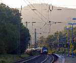 Leider im Gegenlicht....
Gezogen von der MREC – Dispolok E 189-909 / Siemens ES 64 F4 – 009 (91 80 6189 909-5 D-DISPO - Class 189-VE) fährt am Sonntagmorgen, dem 05.09.2021 mit dem Nacht- und Autoreisezug Urlaubs-Express der Unternehmensgruppe Train4you dem UEx Night Verona – Düsseldorf (UEx 1384) durch den Bahnhof Haiger in Richtung Siegen. Der Zug hält auch in Siegen und fährt dann über die Siegstrecke.  Autoverladungen finden aber nur in den Endbahnhöfen Verona und Düsseldorf statt.

Die Lok eine Siemens EuroSprinter wurde 2004 von Siemens in München-Allach unter der Fabriknummer 20735 gebaut.
