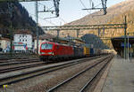 In Doppeltraktion, wobei gerade mit gesenkten Stromabnehmern ausrollend, haben zwei Siemens Vectron MS mit einem KLV-Zug, aus sterreich kommend, den Bahnhof Brenner (Stazione di Brennero) erreicht.