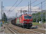 Die DB 193 357 fährt mit einem Güterzug durch den Bahnhof von Gallarate.