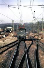 194 018-8 leistet Schubhilfe für einen IC über die Geislinger Steige am 22.11.1982.