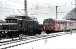 194 038-6 für die Schubbereitschaft und 425 101-3 als Pendelzug nach Stuttgart in Geislingen an der Steige am 23.11.1980.