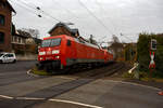 In Doppeltraktion die 152 076-8 (91 80 6152 076-6 D-DB) und die 152 009-7 (91 80 6152 009-7 D-DB) beide der DB Cargo Deutschland AG fahren mit einem gemischten Güterzug am 14 November 2025 durch