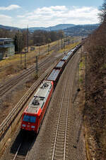 Die 185 371-2 (91 80 6185 371-2 D-DB) der DB Cargo Deutschland AG fährt am 02.04.2021, mit einem offenen Güterzug (Ganzzug mit offenen Güterwagen der Gattung Enos-x, beladen mit Tubing