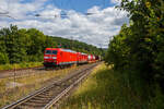 Die 185 151-8 (91 80 6185 151-8 D-DB) der DB Cargo AG fährt am 11 Juli 2025 mit der kalten 187 142-5 (91 80 6187 142-5 D-DB) und einem gemischten Güterzug durch Rudersdorf (Kr. Siegen) in Richtung Siegen.

Die TRAXX F140 AC1 (185 151-8) wurde 2002 von Bombardier in Kassel unter der Fabriknummer 33541 gebaut. Die TRAXX F140 AC3 (187 142-5) wurde 2017 von Bombardier in Kassel unter der Fabriknummer 35432 gebaut.