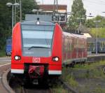 425 076-7 als RB 10385 von Duisburg Hbf nach Aachen Hbf bei der Einfahrt im Bahnhof Mnchengladbach.07.06.2013