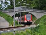 423 321-9 als S 2 (S-Bahn München) bei der neuerrichteten Wallfahrerbrücke am Petersberg in Erdweg von Altomünster kommend in Richtung Erdung, am 17.05.2015