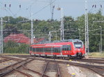 442 353 nach Warnemünde,am 24.Juli 2016,bei der Ausfahrt aus Rostock Hbf.