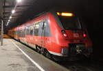 442 358 als S1(Rostock-Warnemünde)kurz vor der Ausfahrt um 06:45 Uhr im S-Bahnhof Rostock-Holbeinplatz.15.12.2023
