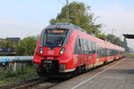 442 842 als S1(Warnemünde-Rostock)bei der Einfahrt im Haltepunkt Rostock-Holbeinplatz.24.05.2024