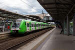 Zwei gekuppelte vierteilige elektrische Triebzüge der Baureihe 422 / 432 der S-Bahn Rhein-Ruhr (Betreiber DB Regio NRW), der S-Bahn Linie S1 (Solingen – Duisburg – Essen - Dortmund Hbf), haben am 16 Mai 2024 den Bahnhof Düsseldorf Flughafen erreicht.

Vorne der ET 422 014-1 / 432 014/ 432 514/ 422 514-0 und dahinter der ET 422 034-9 / 432 034 / 432 534 / 422 534-8. Beide Triebzüge hier gehören der DB Regio NRW, nicht wie andere dem ZV VRR Eigenbetrieb Fahrzeuge und Infrastruktur. Der vordere 422 014-1 wurde 2008 von er Bombardier Transportation GmbH in Hennigsdorf gebaut, der hintere 422 034-9 wurde 2008 von ALSTOM Transport Deutschland GmbH (vormals LHB) in Salzgitter-Watenstedt gebaut.

Die DB-Baureihe 422/432 ist ein aus der Baureihe 423 weiterentwickelter vierteiliger elektrischer Triebzug für den S-Bahn-Verkehr. Als Baureihe 422 werden dabei die beiden angetriebenen Endwagen bezeichnet, während die ebenfalls angetriebenen Mittelwagen als Baureihe 432 klassifiziert werden. Diese Baureihe/-serie mit 84 Triebzügen gibt es nur bei der S-Bahn Rhein-Ruhr im Gebiet des Verkehrsverbunds Rhein-Ruhr (VRR).  In anderen deutschen S-Bahn-Netzen wird stattdessen die Nachfolge-Baureihe 430/ 431eingesetzt.

Diese Triebzüge der BR 422/432 ist sind eine Weiterentwicklung der BR 423, sie sind vierteilige elektrische Triebzüge für den S-Bahn-Verkehr, alle Teile sind angetrieben, wobei die beiden Steuerwagen als BR 422 und die Mittelwagen als BR 432 geführt werden. Diese Baureihe/-serie mit 84 Triebzügen, die zwischen 2007 bis 2010  gebaut wurde, gibt es nur bei der S-Bahn Rhein-Ruhr im Gebiet des Verkehrsverbunds Rhein-Ruhr (VRR). In anderen deutschen S-Bahn-Netzen wird stattdessen die Nachfolge-Baureihe 430/ 431eingesetzt. Die Triebzüge wurden von einem Konsortium gebildet von Bombardier und Alstom in Aluminium- gefertigt. 

Technik: 
Technisch ähnelt die Baureihe 422 stark der Vorgängerbaureihe 423. Die Fahrzeuge wurden in Leichtbauweise aus Aluminium und Verbundwerkstoffen gefertigt. Die Triebzüge haben konventionelle Enddrehgestelle und Jakobs-Drehgestelle zwischen den einzelnen Wagen (End- und Mittelwagen). Das Mittlere Drehgestell, zwischen den beiden Mittelwagen der BR 432, ist als reines Jakobs-Laufdrehgestell ausgeführt. Die beiden Jakobs-Drehgestelle zwischen jeweils einem End- und einem Mittelwagen sind jeweils als Triebdrehgestell ausgeführt.

Äußerlich besteht die wesentliche Änderung aus dem neuen Fahrzeugkopf mit Knautschzone gemäß DIN EN 15227 zum verbesserten Schutz der Fahrgäste und des Triebfahrzeugführers bei Kollisionen, die zu einer gegenüber den BR 420 und 423 um insgesamt zwei Meter länger Gesamtlänge führt. Hinter den Verkleidungen an den Fahrzeugenden befinden sich Energieverzehrmodule mit integriertem Aufkletterschutz.

Nach den Praxiserfahrungen mit in bestimmten Situationen, insbesondere im Herbst, ungenügender Bremsleistung wurde das bei der Baureihe 423 noch ungebremste Laufdrehgestell mit Radbremsscheiben und einer zusätzlichen Magnetschienenbremse ausgestattet.

Am Standort Hennigsdorf führte Konsortialführer Bombardier die Endmontage von 26 Zügen durch, 58 Züge montierte Alstom LHB in Salzgitter. Die Wagenkästen und Kopfdrehgestelle wurden bei Alstom in Salzgitter gebaut. Bombardier fertigte die elektrische Ausrüstung im Werk Mannheim und die Jakobs-Drehgestelle im Werk Dreis-Tiefenbach (bei Siegen) der ehemaligen Waggon Union (ex SEAG Siegener Eisenbahnbedarf A.G.  Waggonbau Dreis-Tiefenbach).

TECHNISCHE DATEN der BR422/432:
Spurweite: 1.435 mm (Normalspur)
Achsformel:  Bo'(Bo') (2') (Bo')Bo'  (Jakobsdrehgestelle in Klammern)
Länge über Kupplung:  69.430 mm
Höhe:  4.330 mm
Breite:  3.020 mm
Drehzapfenabstände:  15.140 mm / 2 x  15.460 mm / 15.140 mm
Achsabstand im Drehgestell:  2.200 mm (End-DG) ; 2.700 mm (Jakobs-DG)
Treib- und Laufraddurchmesser: 850 mm neu / 780 mm abgenutzt
Kleinster bef. Gleisbogen: R 100 m
Leergewicht: 112 t
Max. Achslast: 18,0 t
Höchstgeschwindigkeit: 140 km/h
Dauerleistung: max. 2.350 kW möglich
Anfahrzugkraft: 145 kN
Beschleunigung: 1,0 m/s²
Bremsverzögerung_ 0,9 m/s²
Stromsystem:  15 kV 16,7 Hz ~
Fahrmotoren:  8x Drehstrom-asynchron (wassergekühlt)  á 200 kW (max. 294 kW)
Kupplungstyp: Scharfenbergkupplung Typ 10
Sitzplätze: 192 (davon 16 in der 1. Klasse)
Stehplätze: 352
Türen pro Fahrzeugseite: 12 (Öffnungsweite jeweils 1.300 mm)
Fußbodenhöhe/Einstig: 1.025 mm / 995 mm
Toilette: keine
Bremsen: Elektrisch, Druckluft-Scheibenbremse, Magnetschienenbremse

Bemerkung: Seit 2017 werden die ET´s modernisiert, der ET 422 010 war der erste.