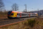 Der 3-teilige Stadler FLIRT 427 543 / 827 043 / 427 043 (94 80 0427 625-9 D-HEB / 94 80 0827 125-6 D-HEB / 94 80 0427 125-0 D-HEB) der HLB (Hessischen Landesbahn) fährt am 12 April 2025, als RE 99 „Main-Sieg-Express“ (Frankfurt am Main – Geißen – Siegen Hbf), durch Rudersdorf (Kreis Siegen) in Richtung Siegen.

Der Triebzug wurde 2010 von Stadler Pankow in Berlin unter den Fabriknummern 38627 bis 38629 gebaut und an die HLB geliefert.
