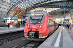 442 634 ist auf der obersten Ebene in die Bahnhofshalle des Hauptbahnhofs Berln eingefahren, am 30.09.2013.