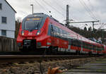 Der vierteilige Bombardier Talent 2 (442 756 / 442 256) und ein weiterer der DB Regio NRW haben am 15.01.2023, als RE 9 - Rhein Sieg Express (RSX) Aachen - Köln - Siegen, den Bahnhof Betzdorf/Sieg