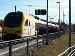 Go-Ahead ET 3.13 (BR 1427) großer Andrang auf Bahnsteig 1 in Amstetten - es ist ein Fußballspiel Augsburg - Stuttgart angesagt, am 31.10.2021.