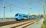GoAhead Bayern ET 4.28 (1428 Stadler Flirt 3, 4-teilig) auf dem Bodenseedamm bei Lindau am 07.10.2023.
