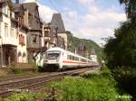 Ein InterCity zieht an der Stadtkulisse von Bacharach vorbei.