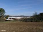 411 028-4 „Reutlingen“ als ICE 25 Dortmund – Wien bei Darshofen.