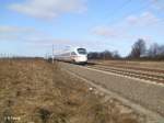 411 013 zieht bei Leipzig-Halle-Flughafen in richtung Leipzig HBF.