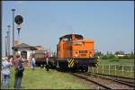105 992-2 rangiert mit dem Fotog�terzug (NVR-Nummer 98 80 3 345 992-2 D-EFSFT, Dampflokfest im Traditionsbahnbetriebswerk Sta�furt, gesehen Sta�furt-Leopoldshall 05.06.2010)