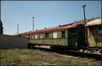 Der Wagen ist ein ehemaliger Unterrichtswagen der Reichsbahndirektion Magdeburg, Abteilung Kader u. Bildung. Heimatbahnhof war Magdeburg-Hbf, Zulassung lief bis 30.3.78  (Dampflokfest im Traditionsbahnbetriebswerk Sta�furt, gesehen Sta�furt-Leopoldshall 05.06.2010)