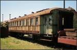Unbekannter Wagen an dem witterungsbedingt nichts mehr zu erkennen ist. M�glicher Eilzugwagen aus den 30er Jahren. Wer kann mit Informationen zur Bauart/Gattung, Einsatzgebiet und Baujahre helfen? (Dampflokfest im Traditionsbahnbetriebswerk Sta�furt, gesehen Sta�furt-Leopoldshall 05.06.2010)