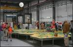 F�r die Kinder ist eine Spielzeugeisenbahn aufgebaut.