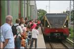 Ankunft auf Gleis 40 direkt an den Werkstatthallen. Entsprechend eng ging es zu (Tag der offenen T�r S-Bw Gr�nau, 08.08.2010)
