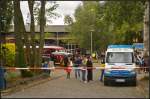 Auch wenn das Wetter bei den Bahnaktionstagen in Lutherstadt Wittenberg eher durchwachsen war, war der Besuch doch recht ansehnlich. Auch der Eisverk�ufer konnte sich �ber Kundschaft freuen. Blick durch das Tor zum ehemaligen Betriebswerk von DB Regio auf das Geschehen am 15.09.2013