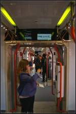 �bergang mit Fahrgastinformationssystem und Halterung f�r den Feuerl�scher im TW 3000, Typ GT6Z-H, von Vossloh Kiepe und HeiterBlick f�r die Hannoversche Verkehrsbetriebe AG (�stra).