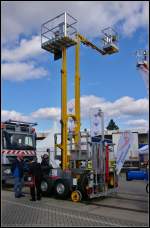 Zweiwegehubarbeitsb�hne 4'AXE der DB Bahnbau Gruppe.