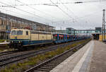 In ozeanblau/beige, die 181 213-0 (91 80 6181 213-0 D-SEL), ex DB 181 213-0 „Saar“ fährt am 24.11.2022 mit einem leeren Autotransportzug der serbischen Milsped AML (2 x2 achsige