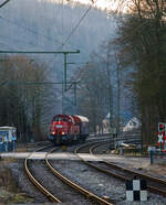 Die Kreuztaler 265 031-5 (92 80 1265 031-5 D-DB), eine Voith Gravita 15L BB der DB Cargo AG, fährt am 12.01.2022 mit einem einzelnen Coilwagen durch Kirchen (Sieg) in Richtung Siegen bzw.