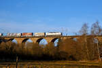 Die Siemens Vectron MS 193 961 (91 80 6193 961-0 D-SIEAG) fährt am 11.01.2022 mit einem langen Containerzug über den Rudersdorfer Viadukt in Richtung Dillenburg.