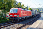 Die 193 329-0 (91 80 6193 329-0 D-DB) der DB Cargo AG fährt am 17 September 2024 mit einem KLV-Zug durch den Bahnhof Kirchen (Sieg) in Köln.

Die Siemens Vectron MS (200 km/h - 6.4 MW) wurden 2018 von Siemens unter der Fabriknummer 22404 und gebaut, Sie wurde in der Vectron Variante MS A22 und hate so die Zulassung für Deutschland, Österreich, die Schweiz, Italien und die Niederlande (D / A / CH / I / NL). Im Juli 2020 wurde sie in die Variante MS A39 umgebaut und hat so zusätzlich die Zulassung für Belgien (B). 

So besitzt die Variante MS A39 folgende Zugsicherungssysteme: ETCS BaseLine 3, sowie für Deutschland (PZB90 / LZB80 (CIR-ELKE I)), für Österreich (ETCS Level 1 mit Euroloop, ETCS Level 2, PZB90 / LZB80), für die Schweiz (ETCS Level 2, ZUB262ct, INTEGRA), für Italien (SCMT), für die Niederlande (ETCS Level 1, ETCS Level 2, ATB-EGvv) und für Belgien (ETCS L1, ETCS L2, TBL1+).
