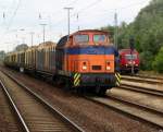Die V60 der Firma Rostocker Fracht-und Fischereihafen GmbH traf am 22.06.2013 im Bahnhof auf OHE ER20(270081)Sie bespannte den Holzzug von Rostock-Bramow nach Stendal-Niedergrne.