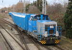 650 077-7 beim Rangieren mit blauen Hackschnitzelwagen in Rostock-Bramow.22.01.2022