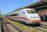 808 033 als ICE 1979 von Rostock Hbf nach Berlin-Lichtenberg am Mittag des 04.07.2025 im Rostocker Hbf.