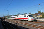 ICE 401 582-2 rauscht am 07.10.2022 durch den Bahnhof Rotenburg (Wümme).