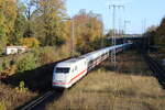 401 057 mit ICE 1042 von Ostseebad Binz nach Berlin-Südkreuz bei der Durchfahrt als Umleiter in Rostock-Kassebohm.05.11.2022
