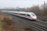 ICE Tz 9013 kommt aus Richtung Hamburg und passiert den Tostedter Bahnhof. Datum: 10.02.2024.