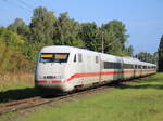 ice/860365/401-501-als-ice-931-von 401 501 als ICE 931 von Warnemünde nach Berlin-Südkreuz bei der Durchfahrt mit Fernlicht für den Fotografen in Rostock-Lichtenhagen.31.08.2024