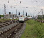 808 006-1 und IC 2 Doppelstockzug am 10.05.2026 im Rostocker Hbf.
