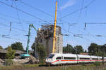 ICE Tz 9038 rauscht an den in Abriss befindlichen Getreidesilo der Stader Saatzucht vorbei. Tostedt, den 14.08.2026.