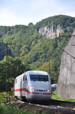 401 002-1 ICE 1 auf der Geislinger Steige in der Kurve am Galgenbergfelsen am 12.09.2010.