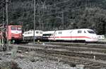 139 553-2 und 139 222-4 zwei Schubloks in Bereitschaft (eine hat Zusatzscheinwerfer, wie am Brenner eingesetzt) und ICE 1 in Geislingen/Steige am 15.08.1997.